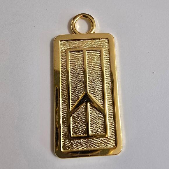 New Old Stock Oldsmobile Gold Tone Keychain Emblem  Guaranteed Postage - Picture 1 of 4